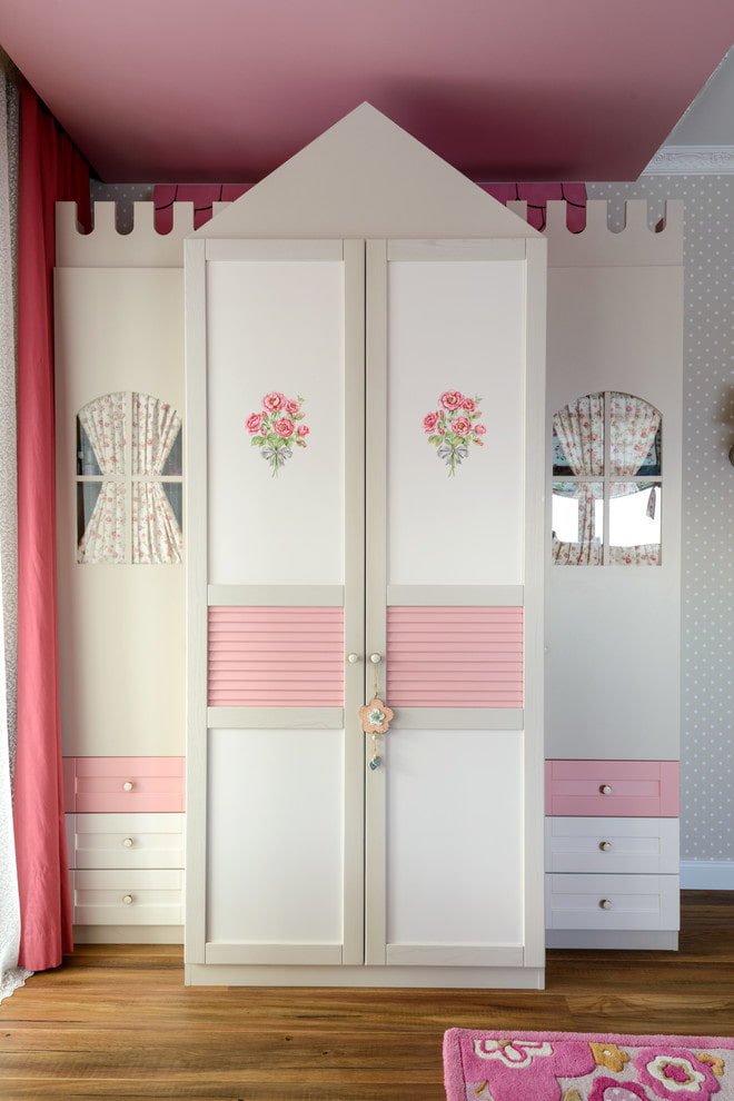 Armoire en forme de maison à l'intérieur d'une chambre d'enfant