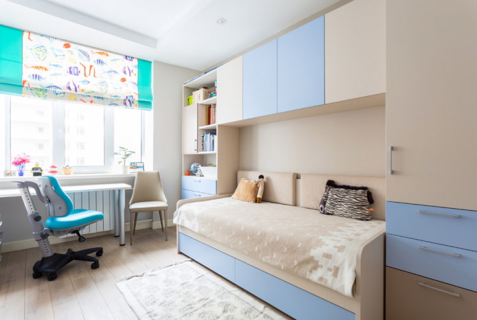 Armoire au-dessus du lit dans la chambre de bébé