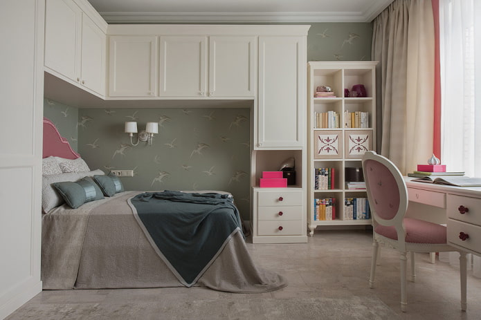 Armoire à l'intérieur d'une chambre d'enfant pour une fille