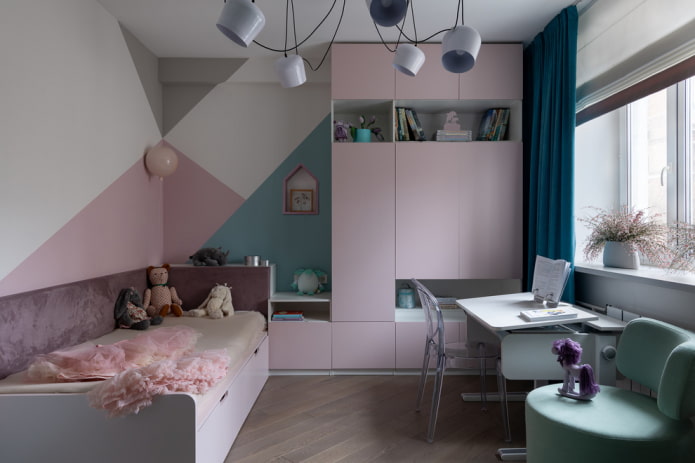 Armoire à l'intérieur d'une chambre d'enfant pour une fille