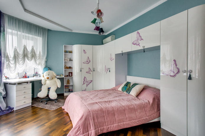 armoire en plastique à l'intérieur de la chambre d'enfant