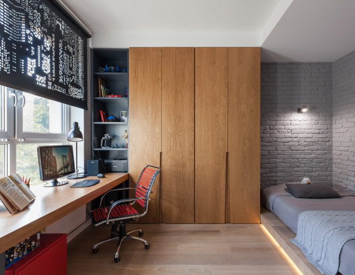Armoire en bois à l'intérieur de la chambre d'enfant