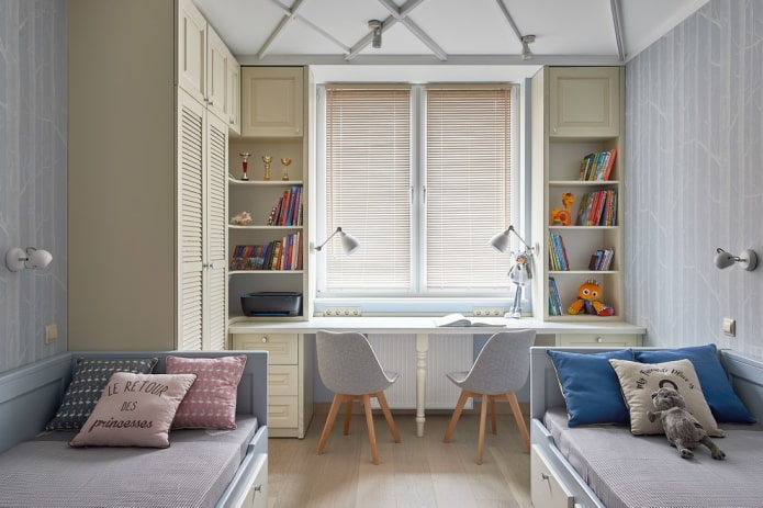Armoire près de la fenêtre dans une chambre d'enfant