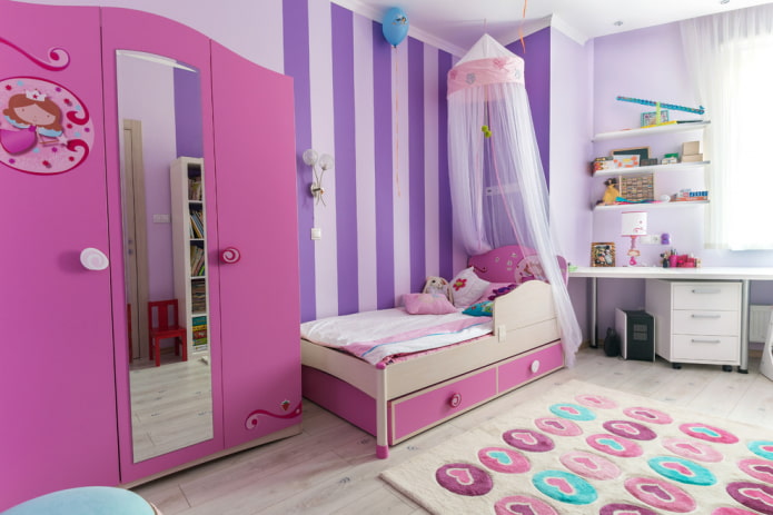 Armoire rose dans une chambre d'enfant