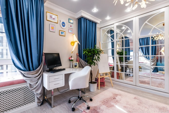 Armoire le long du mur entier à l'intérieur de la chambre d'enfant