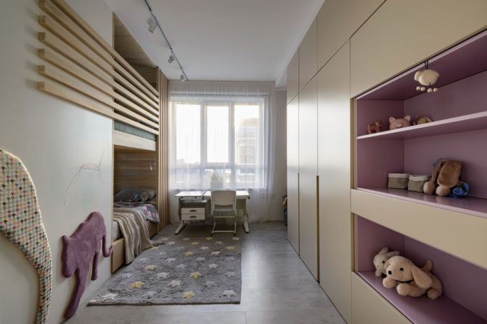 Armoire le long du mur entier à l'intérieur de la chambre de bébé