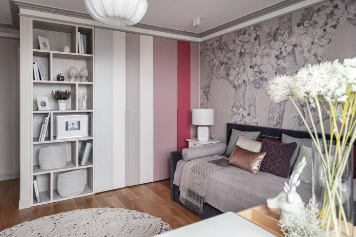 Armoire multicolore à l'intérieur de la chambre de bébé