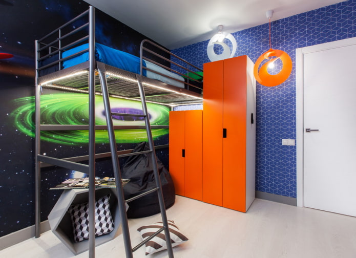 Armoire orange dans une chambre d'enfant