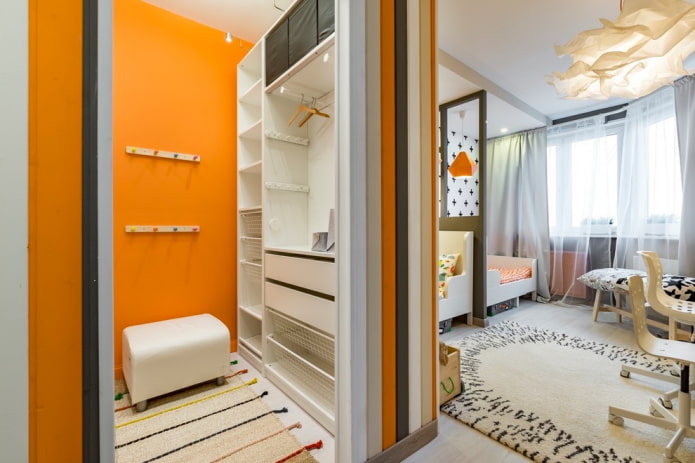 Armoire à l'intérieur de la chambre d'enfant