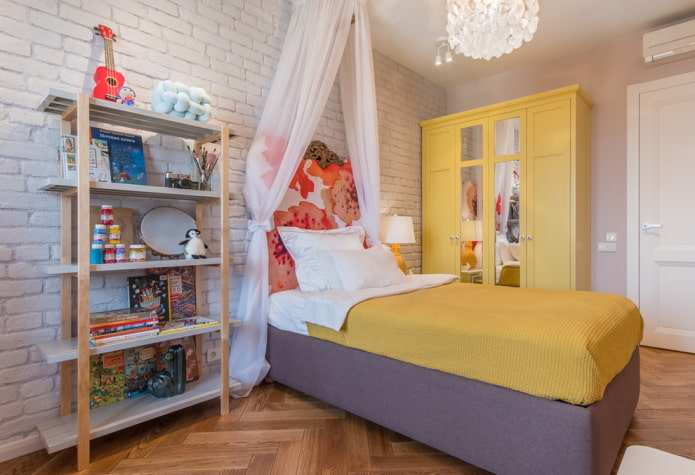 Armoire jaune à l'intérieur de la chambre de bébé