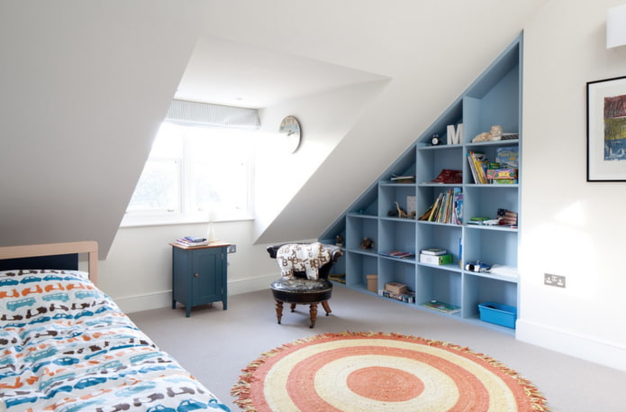 Armoire à l'intérieur de la chambre de bébé