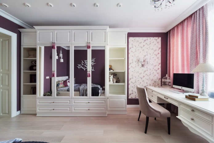Armoire à l'intérieur de la chambre d'enfant