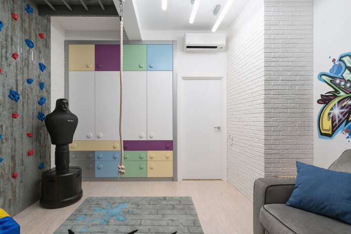 armoire dans une niche à l'intérieur d'une chambre d'enfant