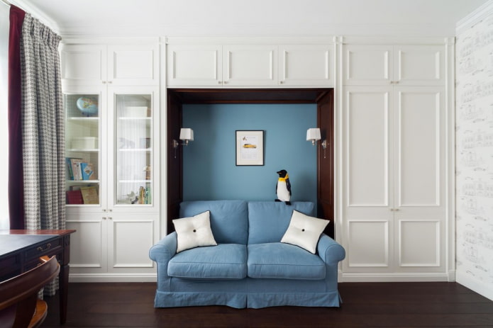 Armoire vitrée à l'intérieur de la chambre d'enfant