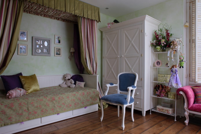Armoire Dans l'intérieur d'une chambre d'enfant de style provençal
