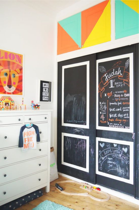 Armoire à l'intérieur de la chambre d'enfant