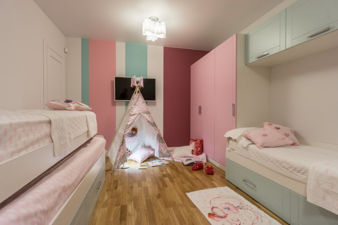 Armoire à l'intérieur d'une chambre d'enfant pour filles