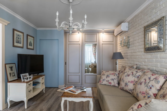 Armoire de style provençal à l'intérieur d'un hall
