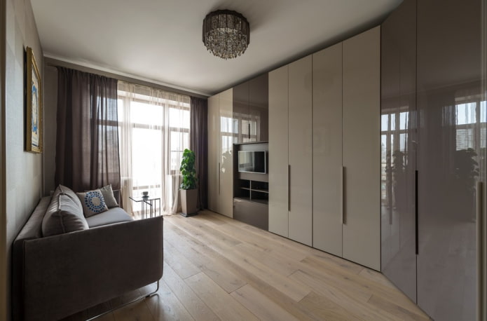 Armoire sur tout le mur à l'intérieur du couloir