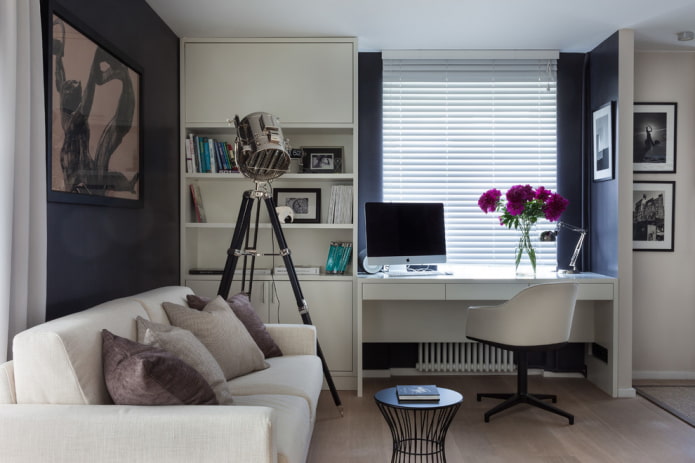 Armoire avec bureau d'ordinateur à l'intérieur du hall