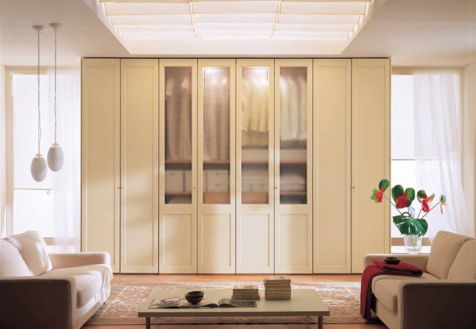 Armoire à portes battantes à l'intérieur du couloir