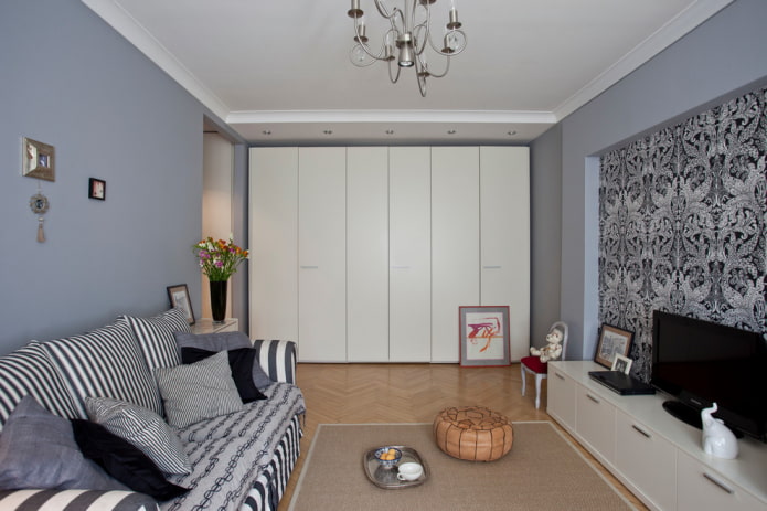 Armoire à portes battantes à l'intérieur du couloir