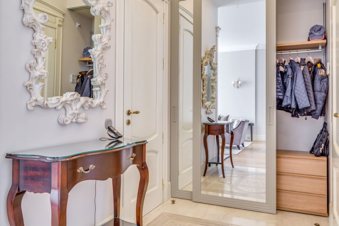 Remplissage d'une armoire coulissante à l'intérieur d'un couloir