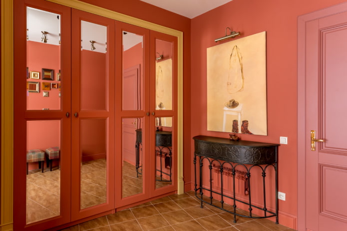 Armoire intégrée à l'intérieur du couloir
