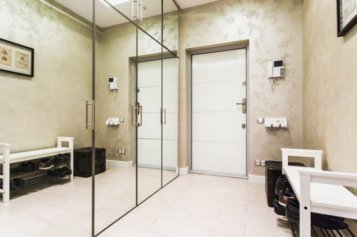 Armoire sur tout le mur dans le couloir