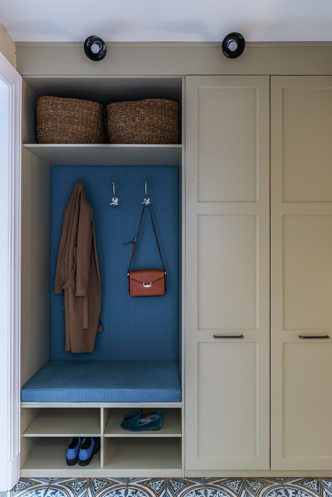 Armoire combinée à l'intérieur du couloir