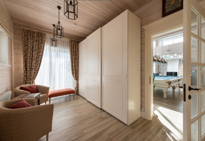 Armoire à l'intérieur du couloir de style provençal