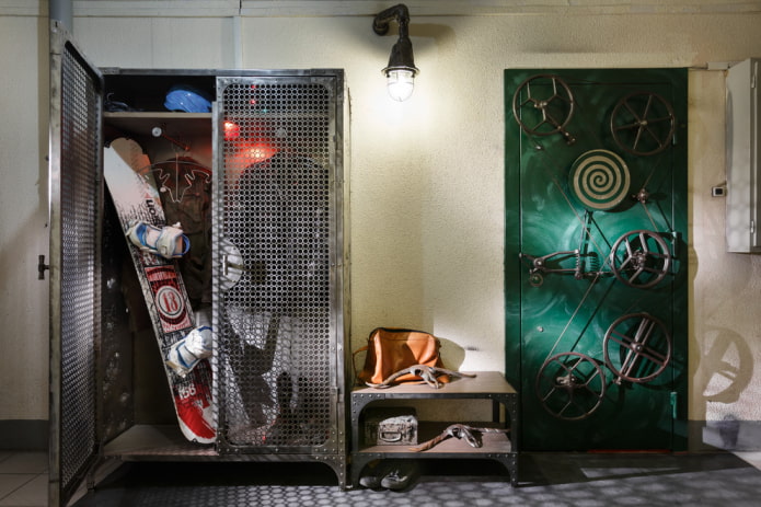 Armoire à l'intérieur du couloir dans le style loft