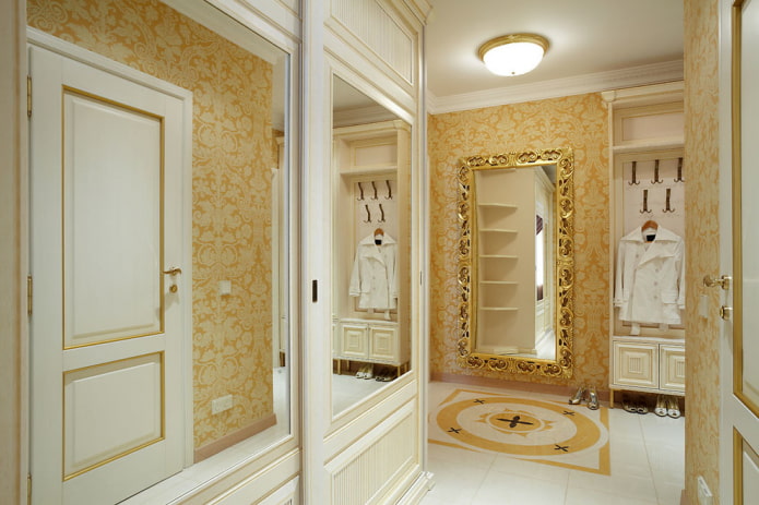 Armoire de style classique dans un couloir