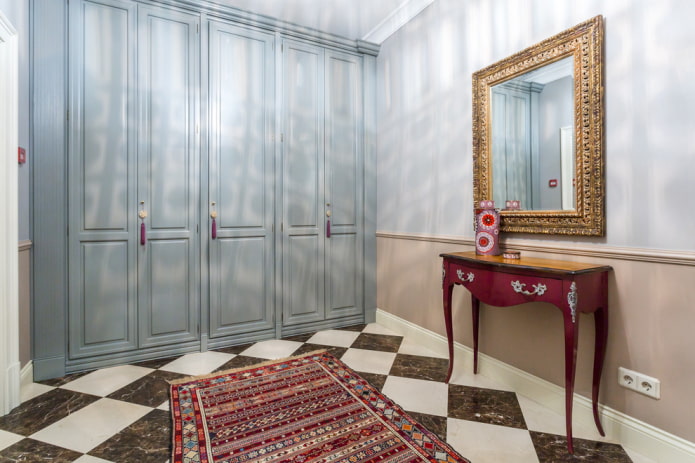 Armoire bleue dans le couloir