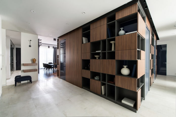 Armoire modulaire dans le couloir