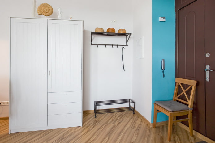 Armoire blanche dans le couloir