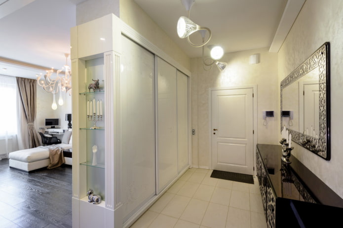 Armoire intégrée à l'intérieur du couloir