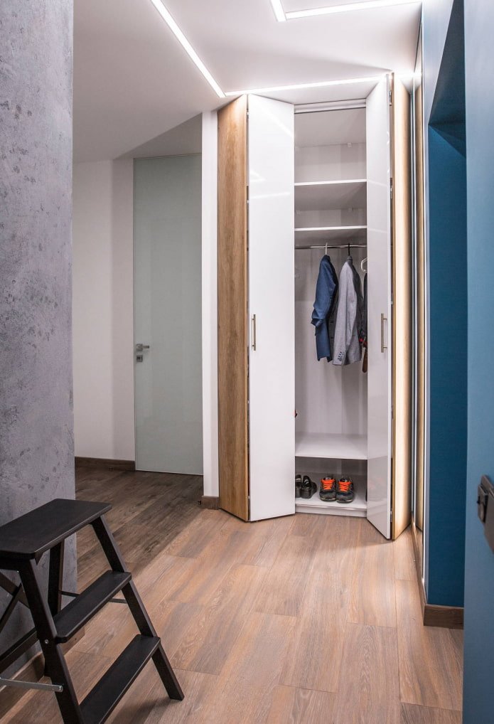 Remplissage d'une armoire coulissante à l'intérieur d'un couloir