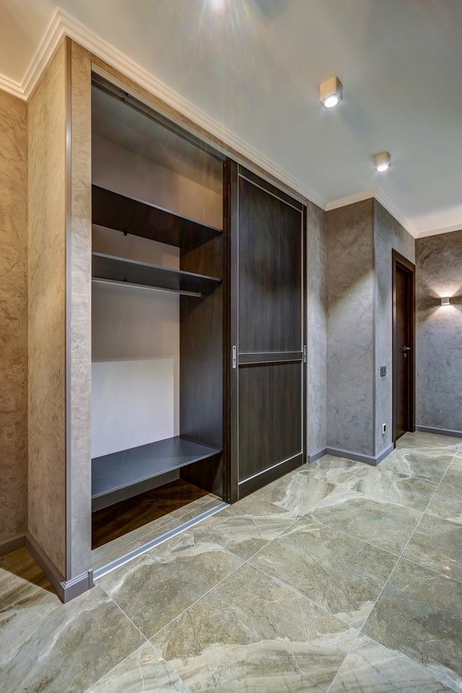 Remplissage d'une armoire coulissante à l'intérieur d'un couloir