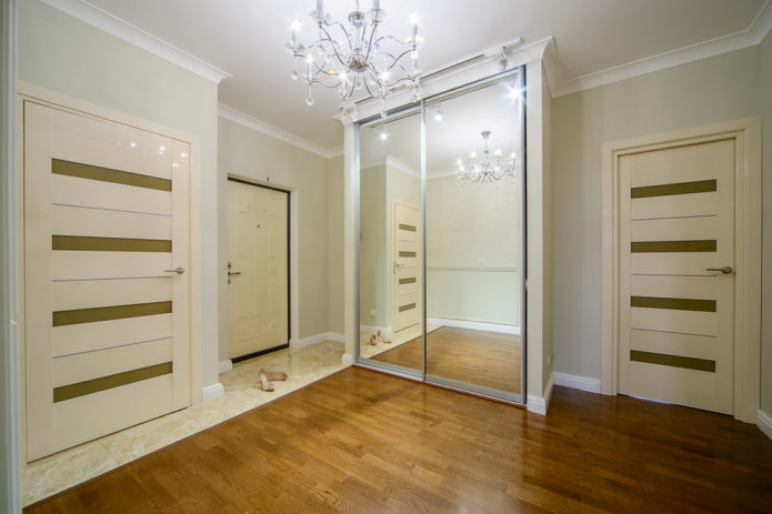 Armoire dans une niche dans un couloir