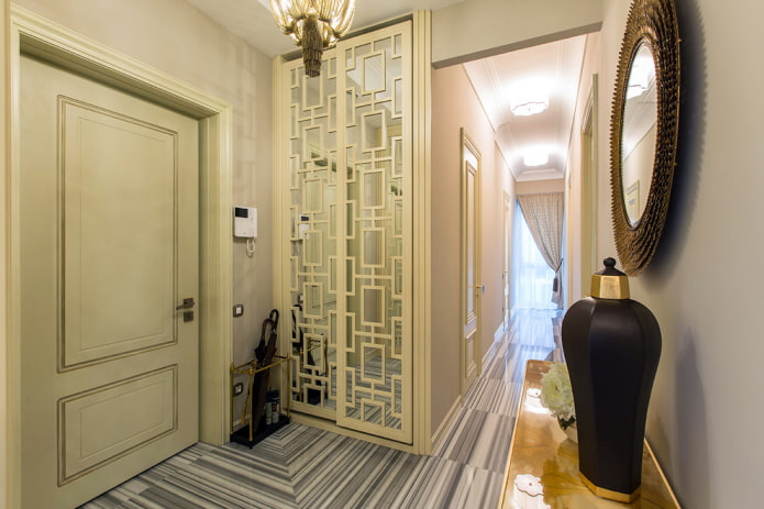 Armoire étroite dans un couloir