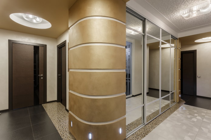 Armoire avec coins biseautés dans un couloir