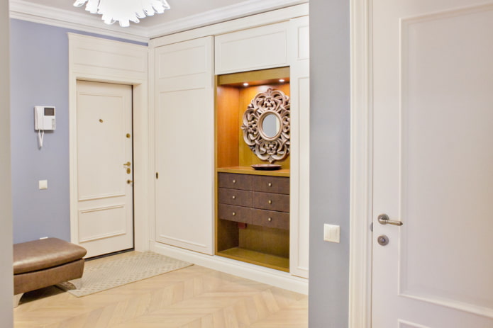 Armoire combinée dans le couloir