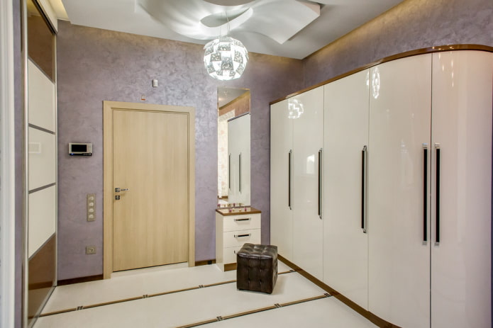 armoire avec un coin biseauté dans le couloir intérieur