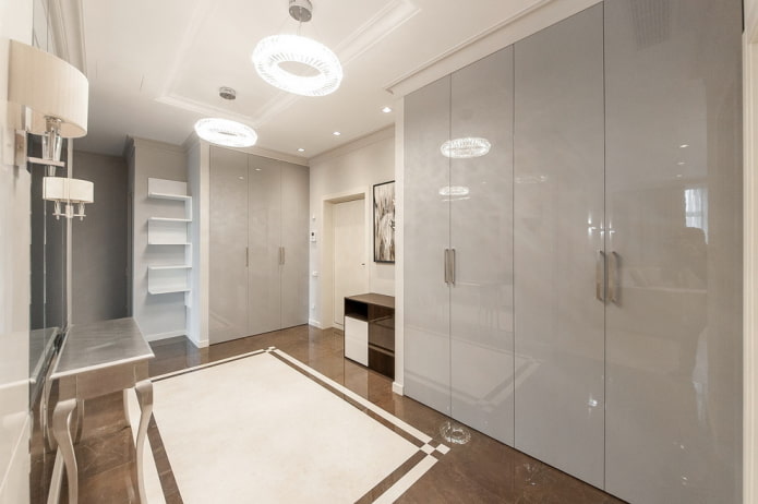Armoire grise dans le couloir