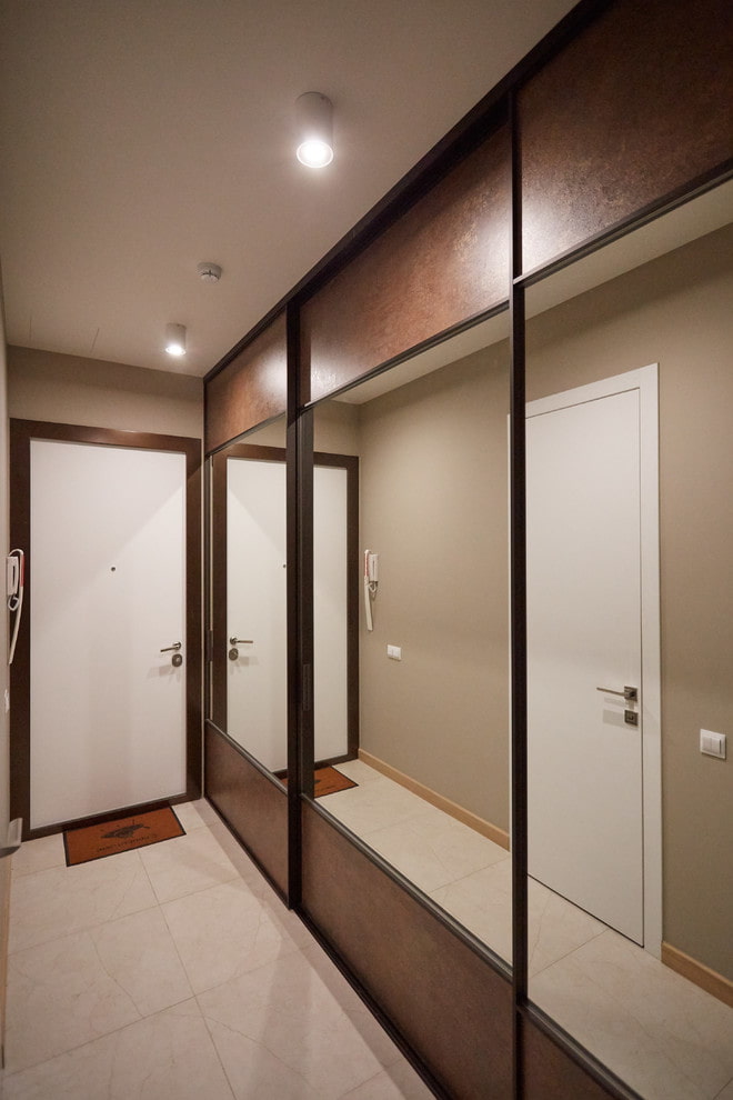 Design d'armoires à l'intérieur du couloir
