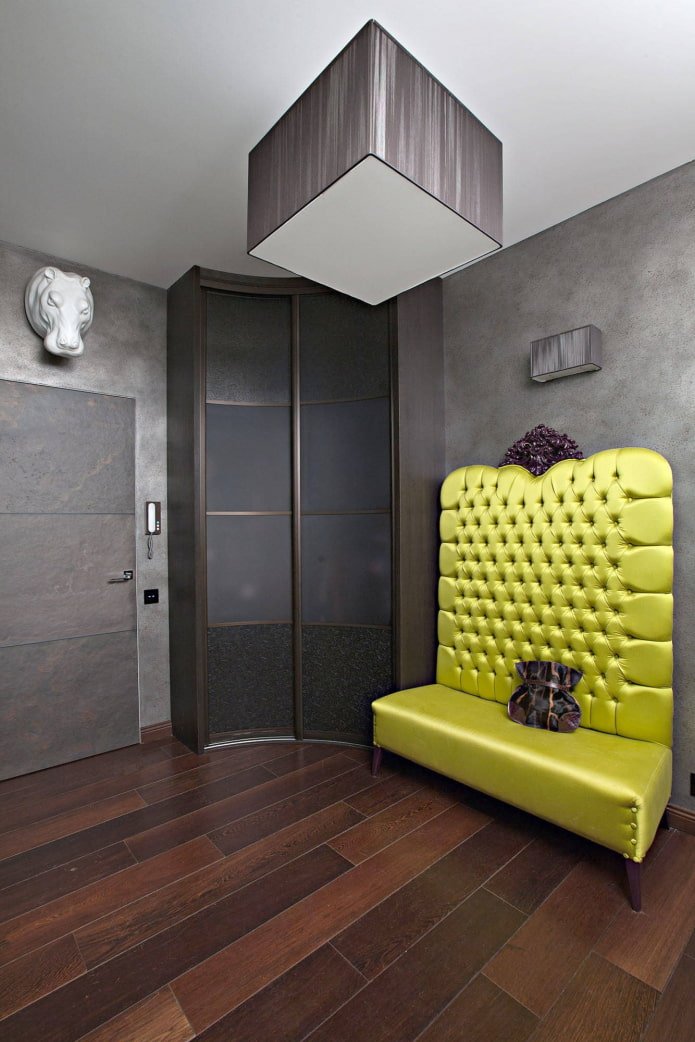Armoire rayon dans l'intérieur du couloir