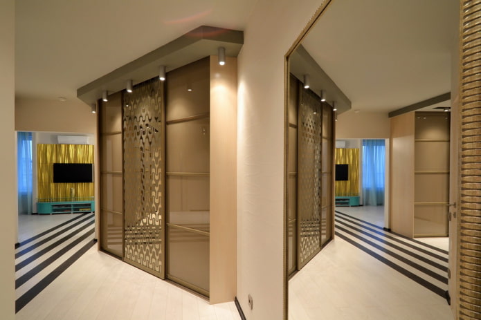 armoire jusqu'au plafond à l'intérieur du couloir