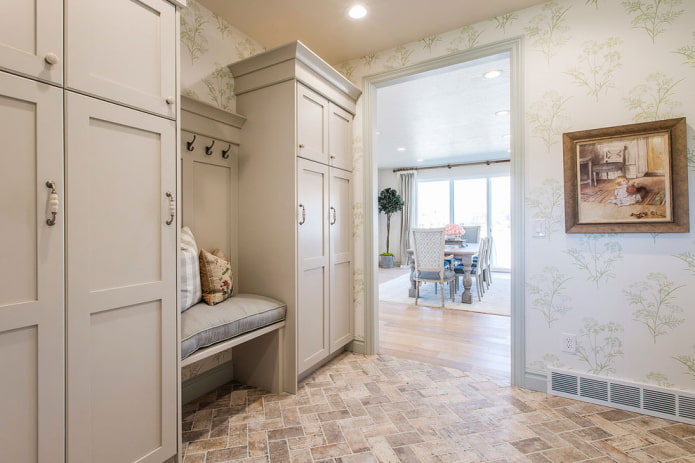 Armoire à l'intérieur du couloir de style provençal
