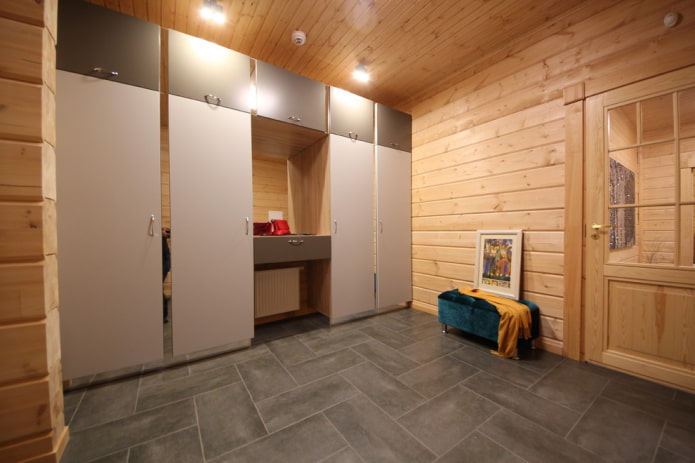 Armoire combinée dans le couloir